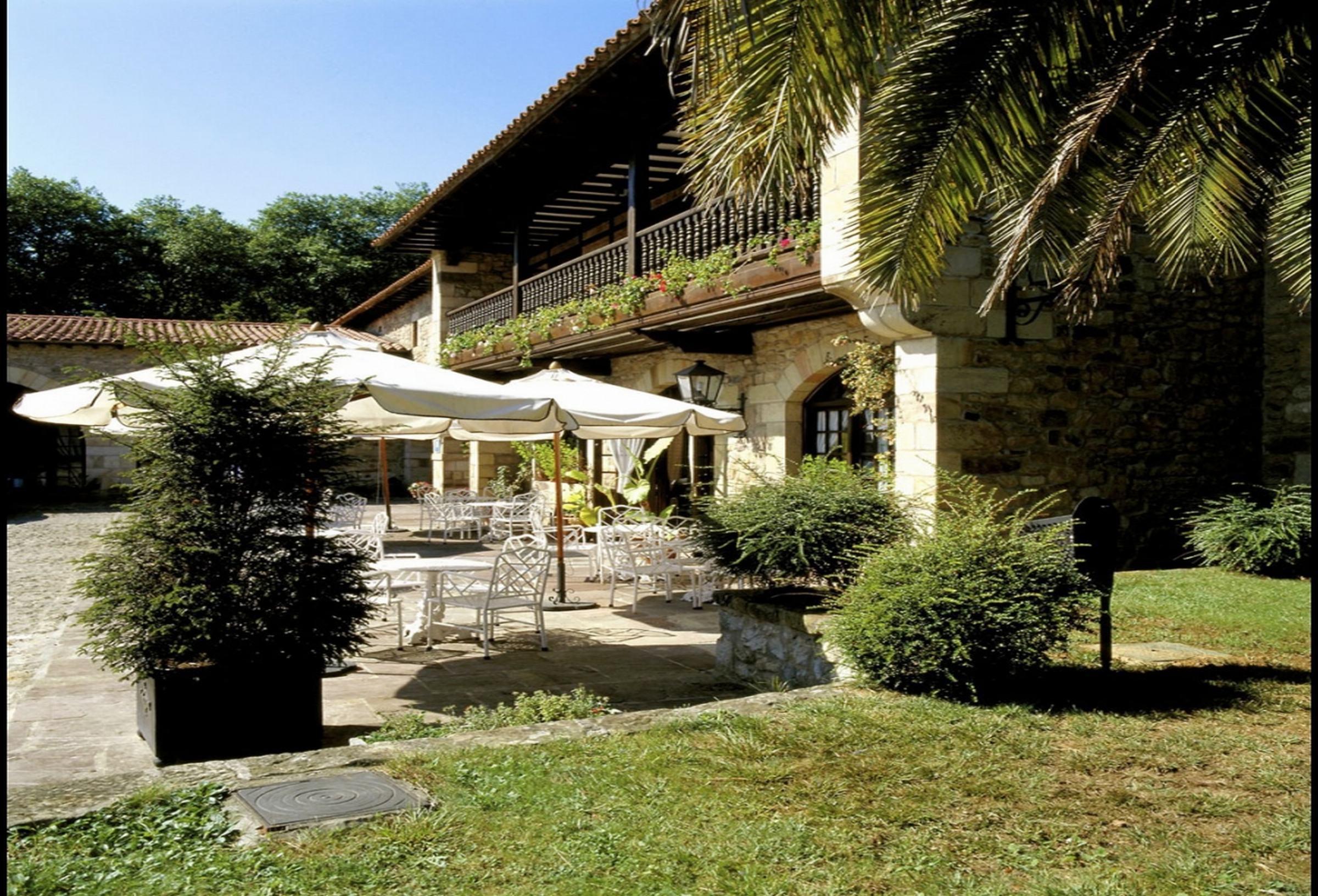Parador De Santillana Del Mar Exterior photo